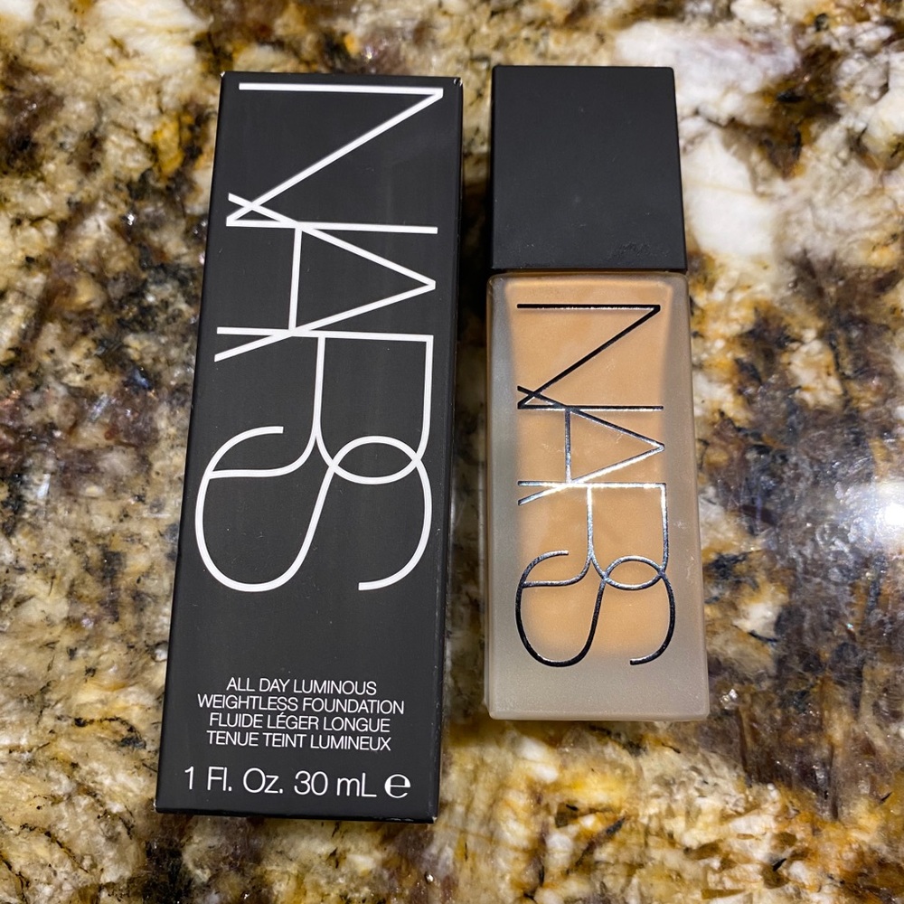 NARS Luminous Weightless Foundation 30ML Med 2